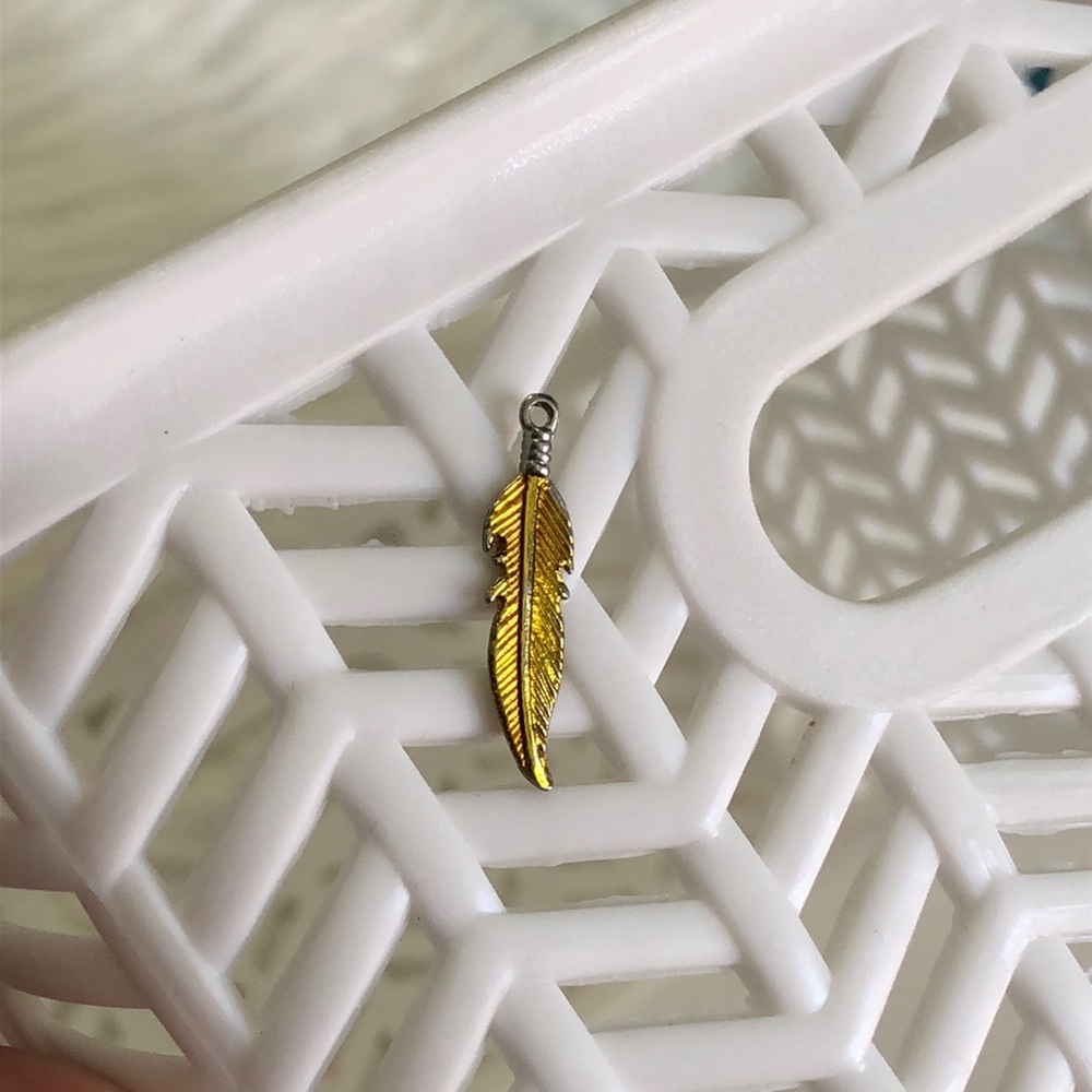 Golden feather charm✨